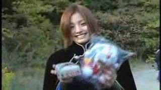 Aya Ueto receive a gift on the filming of Azumi