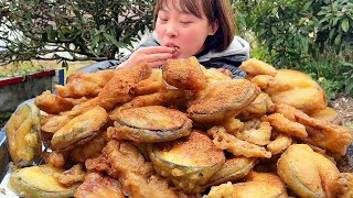 Qiu Mei fries crispy meat for guests; it's tasty \u0026 they eat it one by one! [Yan food]