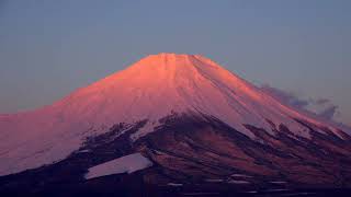 山中湖から見る紅富士。