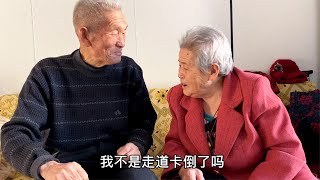 87岁爷爷走路卡坏了，84岁奶奶是怎么说的？听完不敢相信