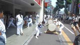 四谷・須賀神社　例大祭２０１５　連合神輿渡御　太鼓の集団演武で応援　２０１５．６．７