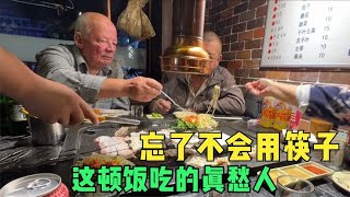 带三位俄罗斯人吃东北烤肉，吃饭场面很混乱，忘了他们不会用筷子【东北小鱼】