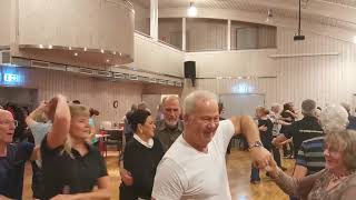 Barndomsåren synger Alan Johansen  på Tirsdagsdansen på Leirsund For Dansnytt Sonja Irene