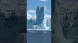 Cet énorme iceberg c'est détaché, ATTENTION ⚠️