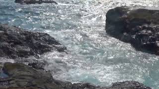 【海】波打ち際 潮騒の音響き渡る岩場　[Ocean] Beach, rocky area with sound of the sea, sea breeze