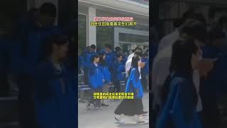 高三学生拍完毕业照后，班主任回身看着学生们离开，网友：这个背影让人难忘 #毕业季 #校园生活