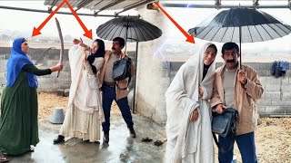 The rain in the nomadic life and Akbar placing Maryam under the umbrella and Fatima's tension with t