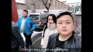 新疆美食 : 新疆小伙带着相亲女孩和朋友，一份大份骨头，再加10个胡辣羊蹄