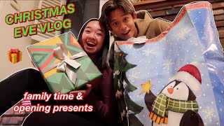 CHRISTMAS EVE VLOG 🎁 family time \u0026 opening presents | Vlogmas Day 24!