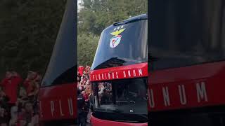 Benfica 2-2 Sporting: a espetacular receção dos benfiquistas ao autocarro da equipa (alto moinhos)