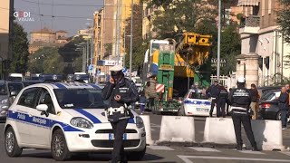 Modena, tranciati i cavi del filobus: due feriti e via Emilia Est in tilt