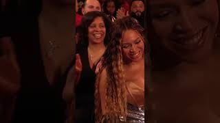 Trevor Noah hands Beyoncé her Grammy Award 2023