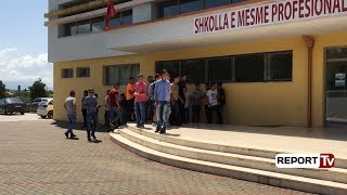 Report Tv - Shkodër, nxënësit e 'Ndre Mjedës' bojkotojnë mësimin: S'kemi marrë bursat