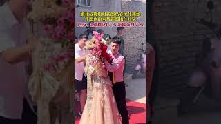 山西。婚礼放鞭炮时新郎贴心护住新娘，伴郎也跑来帮新郎捂住耳朵。网友：新娘嫁对了人