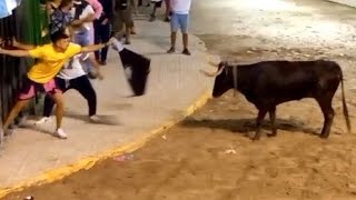 😱 EL CHICO DE AMARILLO LLAMA AL TORO DEMASIADO CERCA