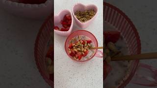 Strawberry overnight oats  #shorts￼