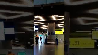 Passengers at Vnukovo airport in Moscow Пассажиры в аэропорте Внуково в Москве 莫斯科伏努科沃机场的乘客 모스크바의 공항