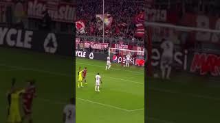 Neuer Lewandowski'ye asist yapıyor