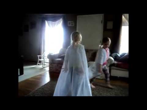 D.I.Y. Easy and fast way to make a Disney Elsa cape ! D.I.Y. Easy and fast way to make a Disney Elsa cape !