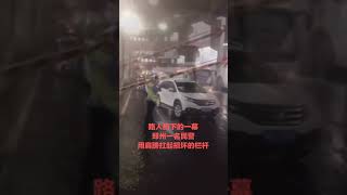 路人拍下的温暖一幕，你愿意为这个“托举哥”点赞吗？#交通安全 #警民dou平安 @晓辉在路上