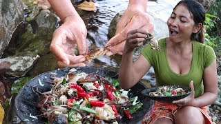 Survival skills: Finding & Catch a small crab for food - Make raw crab food eating delicious #22