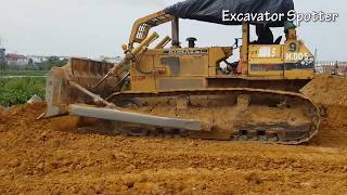 អាបុលរុញដី Komatsu Bulldozer Pushing Soil