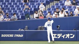 土田龍空を見て慌てて駆け下りてきた少年。土田に手を振ってもらってニッコリ（2022年8月21日）