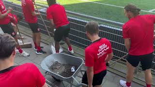 Spelers MVV Maastricht steken handen uit de mouwen. #cleanup