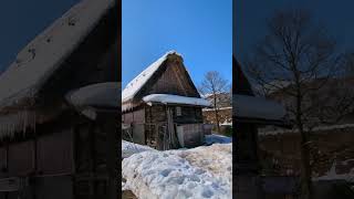 雪に包まれた白川郷の静寂な風景。茅葺き屋根と雪景色が織りなす、まるでおとぎ話のような冬の風情。