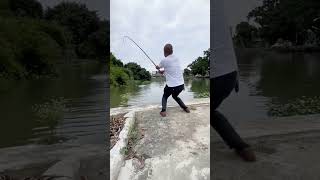 Mancing penghuni sungai perhatikan kail pancing besar ditarik monster #shorts