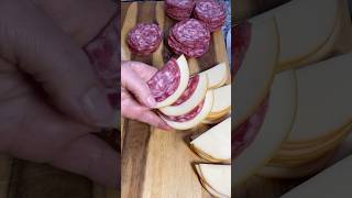 Due semplici idee di aperitivo che puoi fare con il salame!