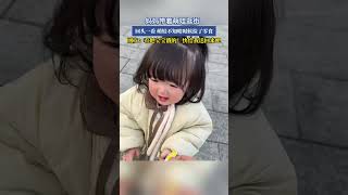 【人类幼崽】妈妈带着萌娃逛街，回头一看，萌娃不知啥时候捡了零食，网友：看把宝宝饿的!快给我送回来吧