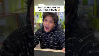LITTLE FAN CAME TO GET FREE IPHONE 14 PRO MAX ❤️ #shorts #iphone14promax #apple #ios #iphone #funny