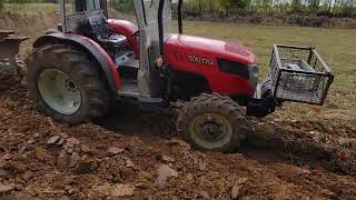 Hoje fui lavrar com o trator Valtra.