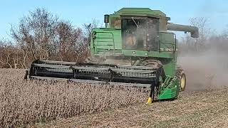 John Deere 7720 Titan harvesting 70+ bushel soybeans