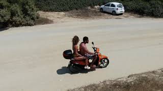 Grèce - Cyclades - Naxos - on Plaka Beach driving scooter