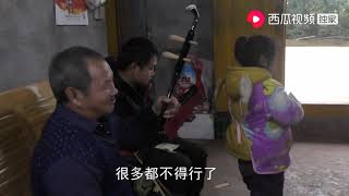 农村四哥：王四大舅露了一手，拉了2曲,英子跟六妈都过来听