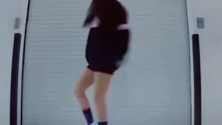 Девушка танцует шафл танец