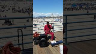 Amazing erhu (Chinese violin) at Santa Monica pier