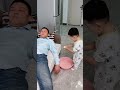 爸爸喝醉酒回家，一岁儿子太懂事了！ funny baby cute