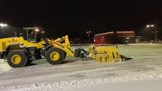 Komatsu loader Plowing Snow with Metalpless plow