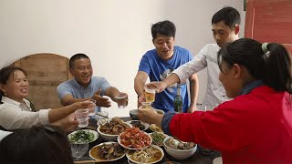 The fat girl returned to her natal home to celebrate the Mid-Autumn Festival with her parents.