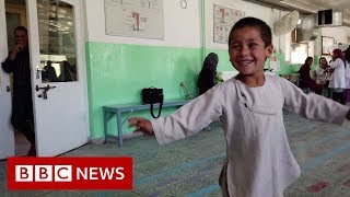 Dancing Afghan amputee boy goes viral - BBC News