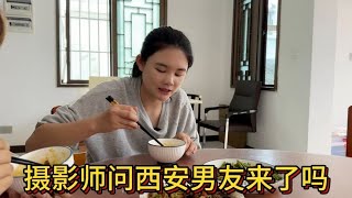 摄影师来公司第一次买牛肉吃，他问到是男友来了吗？我彻底无语了【小语行】