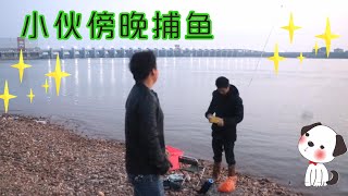 小伙贛江夜釣，拿鴨腸釣鯰魚，4個小時釣了2條魚【石頭秀】