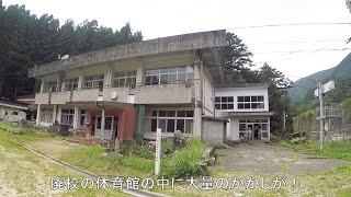 廃校の体育館の中にある、大量のかかし集団が！