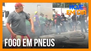 Manifestantes colocam fogo em pneus na Rodovia Regis Bittencourt