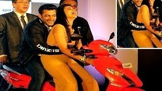 Salman Khan GRABS Parineeti Chopra's BOOBS : MUST WATCH