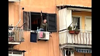 Uccide la moglie e si barrica in casa: il videoracconto di una giornata di terrore a Napoli