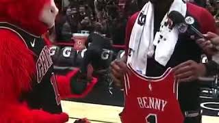 D-Wade really swapped jerseys with Benny the Bull. 🤣😂🤣